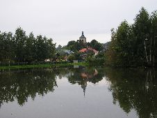 Věž kostela sv.Mikuláše a rybník Vratislav